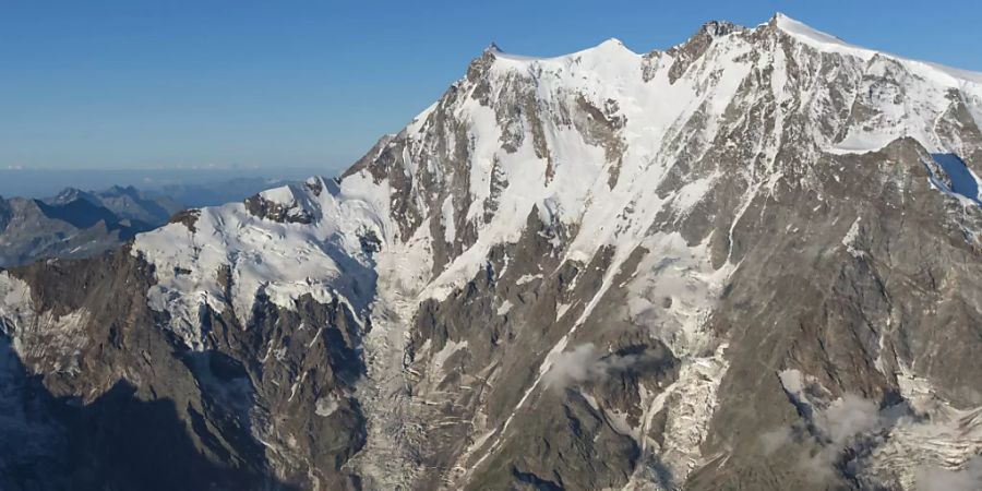 Ein italienisch-schweizerisches Forschungs-Team will dem Gletscher des Monte Rosa in 80 Metern Tiefe einen Eiskern entnehmen. Auf dem Bild ist die Ostwand des Monte Rosa zu sehen. (Archivbild)