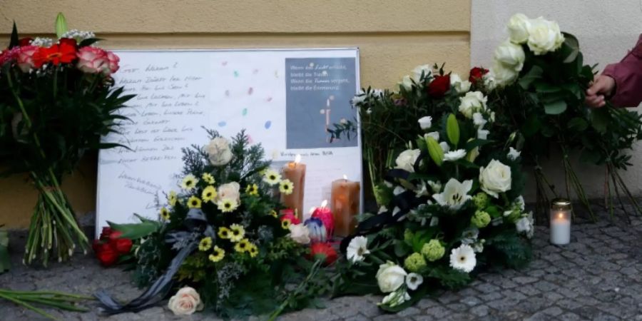 Gedenken an die Getöteten vor der Einrichtung