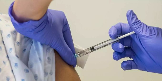 Eine Person wird gegen das Coronavirus geimpft. (Symbolbild) gürtelrose nach corona impfung