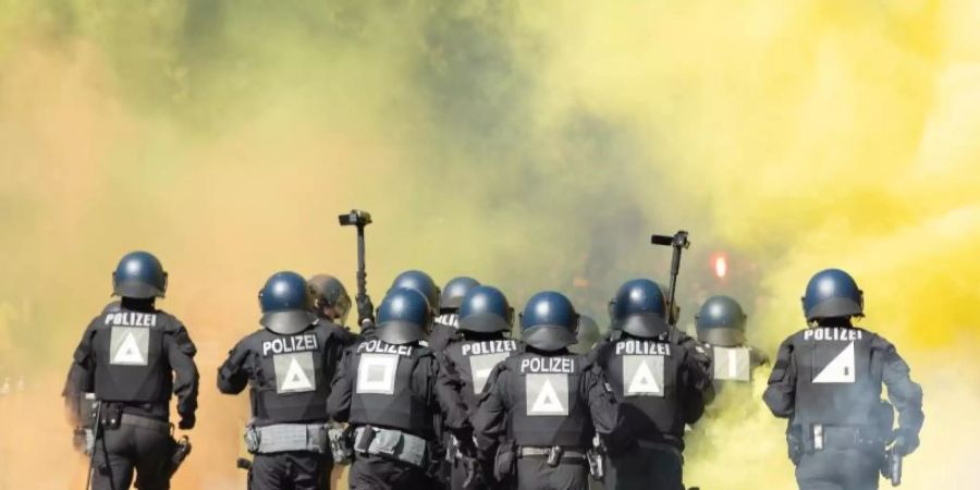 In Dresden kam es zu Ausschreitungen zwischen Dynamo-Fans und der Polizei. Foto: Sebastian Kahnert/dpa