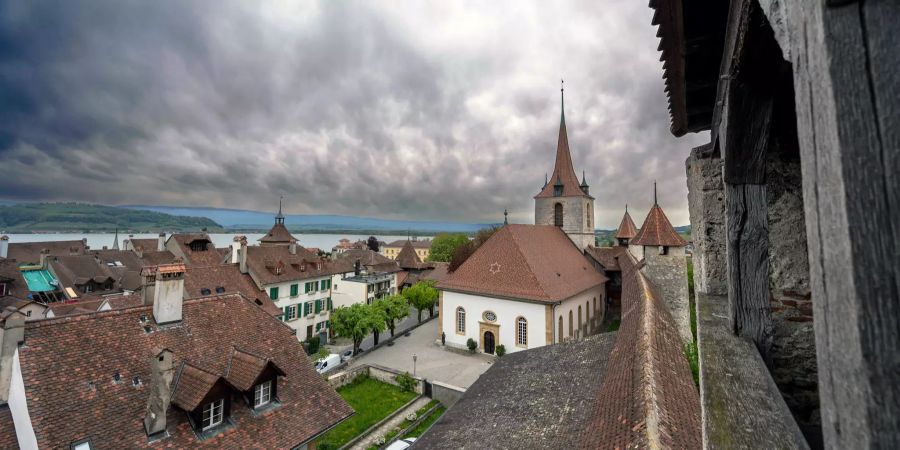 Blick von der Ringmauer auf die historische Altstadt von Murten.