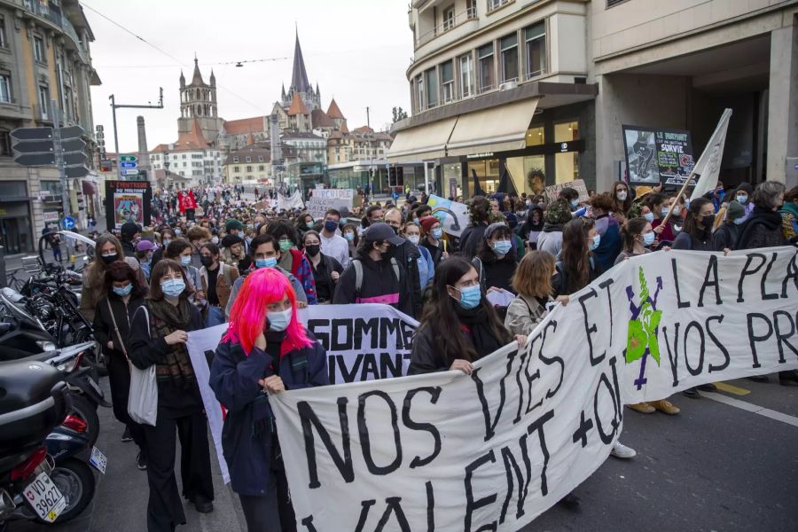 Menschen marschieren mit Plakaten und Bannern durch die Straßen von Lausanne, während einer Demonstration zur Unterstützung der ZAD (Zone A Defendre) des Mormont-Hügels.