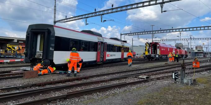 Strecke unterbrochen - Zug im Bahnhof Lenzburg AG entgleist