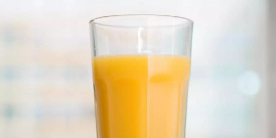 Orangensaft blieb auch 2020 der beliebteste Fruchtsaft in Deutschland. Zudem griffen die Verbraucher häufiger zu hochwertigen Direktsäften. Foto: Andrea Warnecke/dpa-tmn