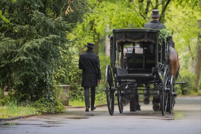 Willi Herrens Beerdigung: Eine Pferdekutsche kommt zur Trauerfeier von Willi Herren am Melatenfriedhof. Willi Herren