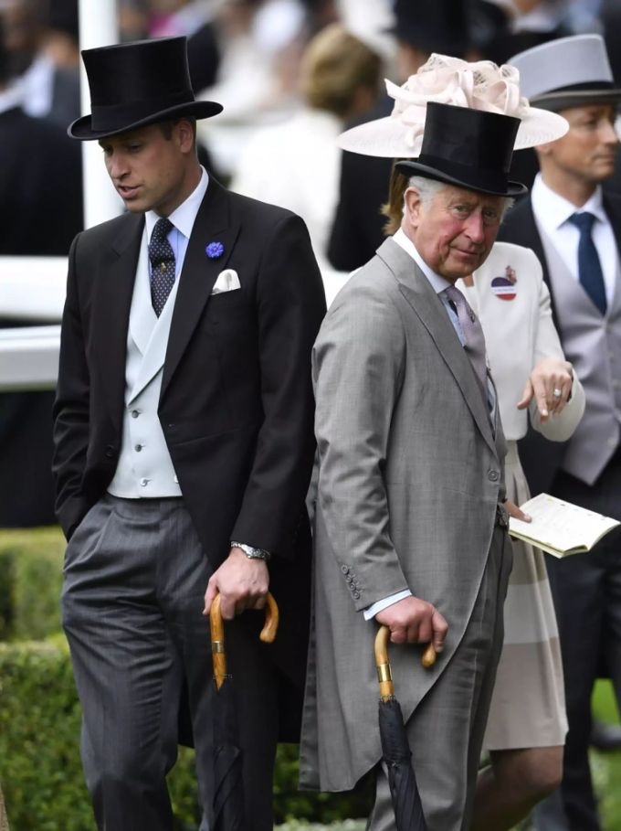 Prinz William und Papa Prinz Charles stellen sich gegen ein Andrews Comeback. queen elizabeth