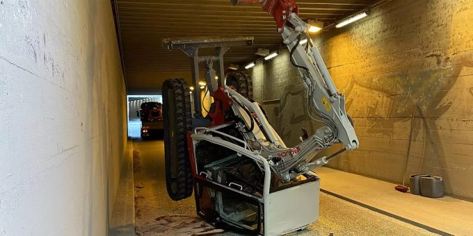Der Bagger wurde von der Ladebrücke gerissen und blieb auf der Fahrbahn liegen. Unfall
