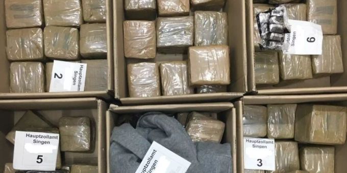 Deutsche Zöllner stellten unweit der Grenze zum Kanton Schaffhausen 60 Kilogramm Haschisch sicher, die ein 55-Jähriger aus der Schweiz nach Deutschland geschmuggelt hatte. Zöllner