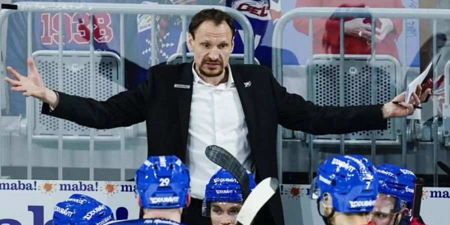 Trainer Pavel Gross und Adler Mannheim haben in der Süd-Staffel der DEL eine Niederlage kassiert. Foto: Uwe Anspach/dpa