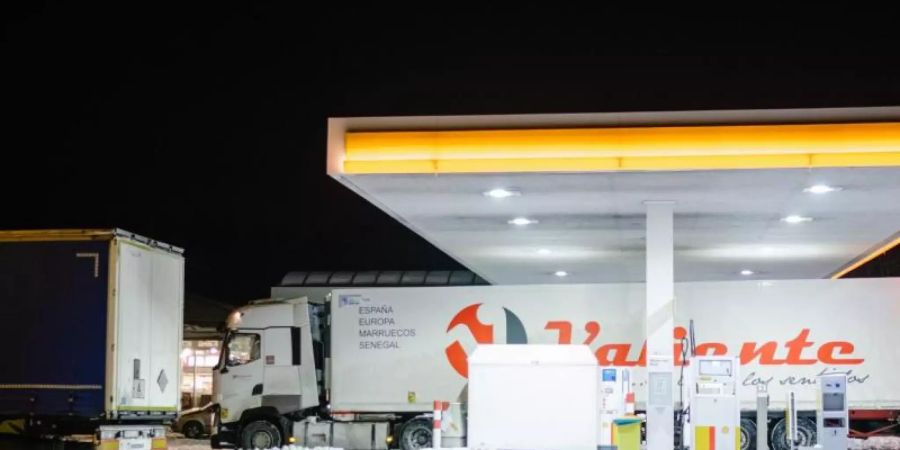 Die Autobahnraststätte Garbsen Nord bei Nacht. Foto: Ole Spata/dpa