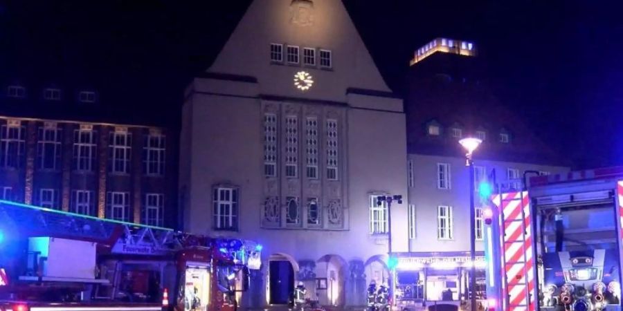 Nach einem Brandanschlag auf das Rathaus in Delmenhorst hat die Polizei einen 30-jährigen Mann festgenommen. Foto: -/Nord-West-Media TV/dpa
