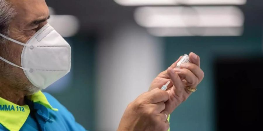 Bereits eine erste Impfdosis kann einer Studie zufolge das Infektionsrisiko mit dem Coronavirus deutlich senken. Foto: Guillermo Guterrez Carrascal/SOPA Images via ZUMA Wire/dpa