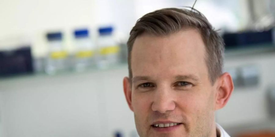 Professor Hendrik Streeck sitzt in einem Labor seines Institutes. Der Virologe rechnet in Deutschland nicht mit einer Herdenimmunität gegen das Coronavirus bis Herbst. (zu dpa: «Virologe Streeck rechnet nicht bald mit Herdenimmunität gegen Corona»). Foto: Federico Gambarini/dpa