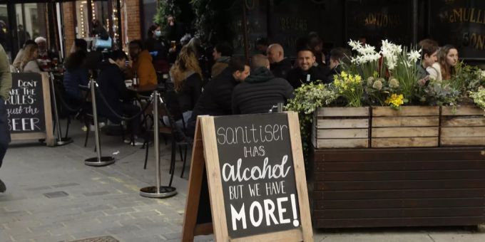 Menschen sitzen im Aussenbereich eines Londoner Pubs. Nach England lockern nun auch Schottland und Wales die Beschränkungen in der Gastronomie.