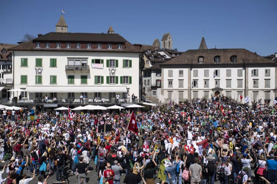 Menschen demonstrieren am Samstag in Rapperswil-Jona SG gegen die Massnahmen zum Schutz vor dem Coronavirus.