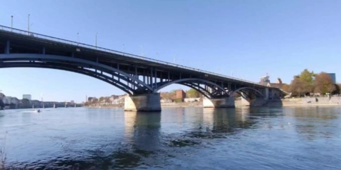 Der Mann sprang in den Rhein. Brücke