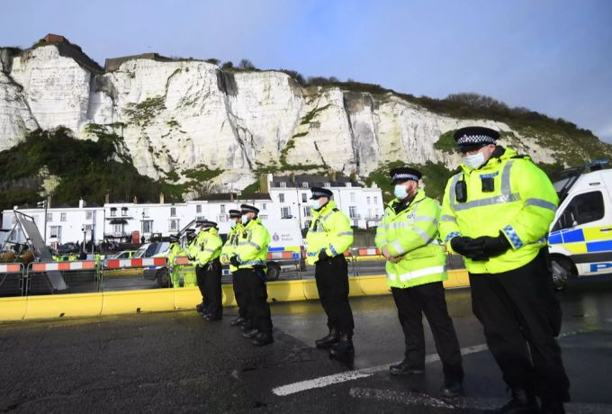 Britische Polizisten an der Grenze zu Frankreich. Polizei