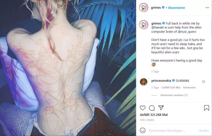 Grimes zeigt ihr ausserirdisches Mega-Tattoo auf dem Rücken. elon musk grimes