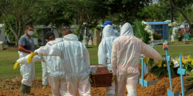 Beisetzung eines Corona-Opfers im brasilianischen Manaus Beisetzung eines Corona-Opfers im brasilianischen Manaus
