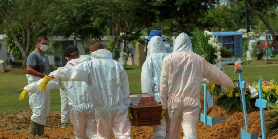 Beisetzung eines Corona-Opfers im brasilianischen Manaus