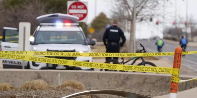 Ein Trümmerteil eines Flugzeugs liegt auf einer mit Polizeiband abgesperrten Fläche in Broomfield im US-Bundesstaat Colorado. Foto: David Zalubowski/AP/dpa Ein Trümmerteil eines Flugzeugs liegt auf einer mit Polizeiband abgesperrten Fläche in Broomfield im US-Bundesstaat Colorado. Foto: David Zalubowski/AP/dpa