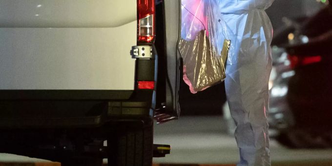 17.02.2021, Baden-Württemberg, Neckarsulm: Ein Kriminaltechniker bringt einen Plastikbeutel zum Wagen. Bei einer Explosion in einem Verwaltungsgebäude von Lidl sind am Mittwoch drei Personen verletzt worden. Drei Personen durch Explosion in Neckarsulm verletzt