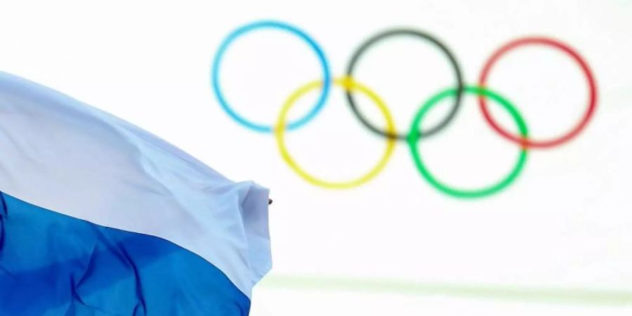 Nach der Sperre wegen eines Dopingskandals sollen die russischen Athleten bei Olympia in Tokio und Peking unter dem Team-Namen «ROC» starten. Foto: Hannibal Hanschke/EPA/dpa