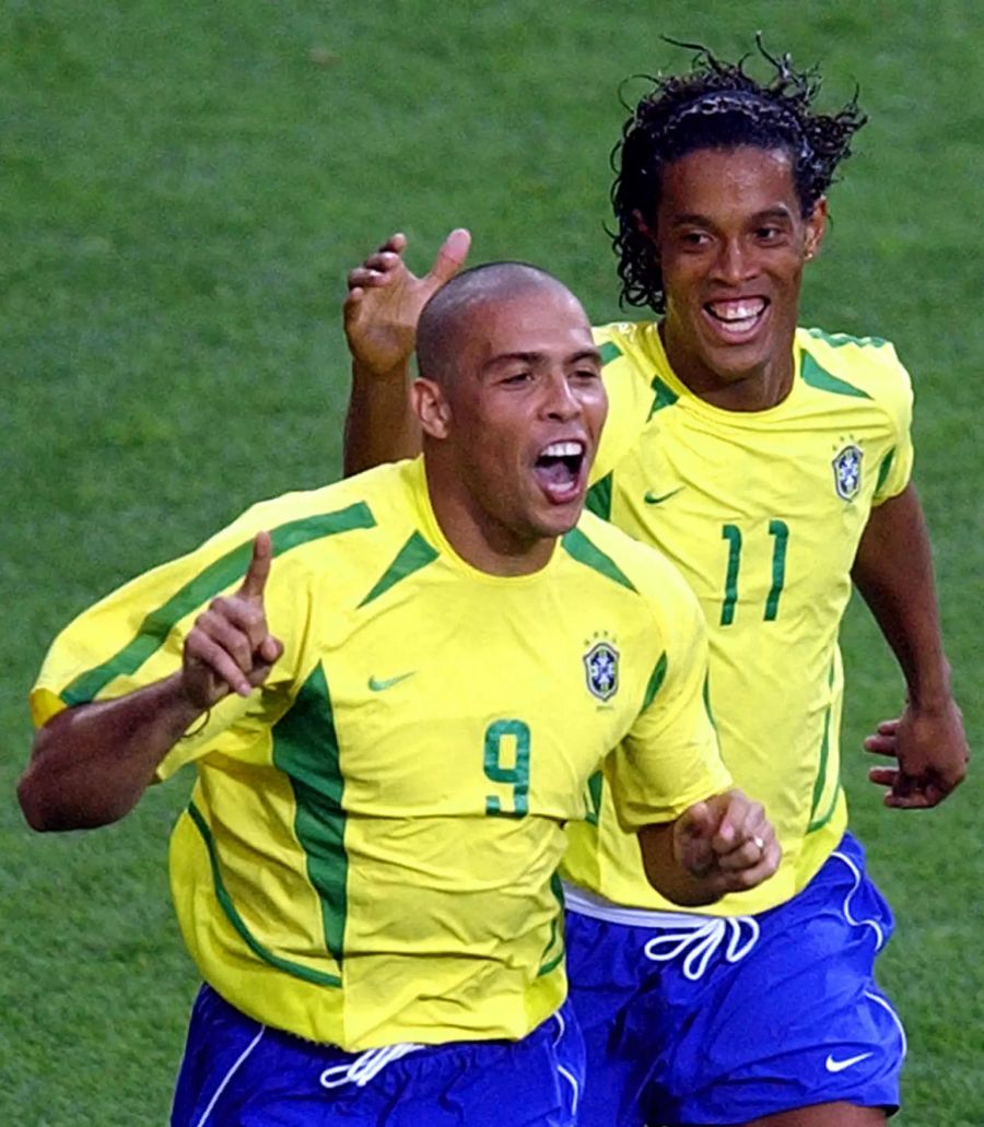 In die WM 2002 startet der Brasilianer mit Glatze. Hier feiert er mit Teamkollege Ronaldinho.