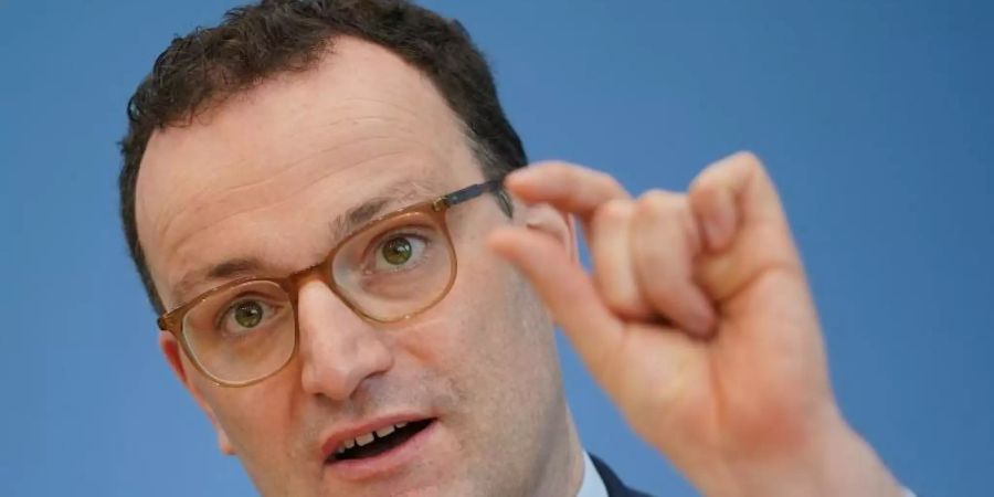 «Wer vollständig geimpft wurde, kann in Zukunft wie jemand behandelt werden, der negativ getestet wurde», sagt CDU-Gesundheitsminister Jens Spahn. Foto: Michael Kappeler/dpa