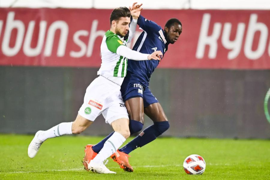 Zürichs Assan Ceesay (r.) wird vom St.Galler Leonidas Stergiou (l.) bedrängt.