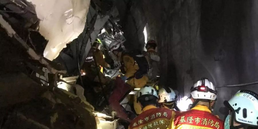 Rettungskräfte suchen in einem Eisenbahntunnel bei Hualien nach Überlebenden. Foto: Keelung City Fire Department/ZUMA Wire/dpa
