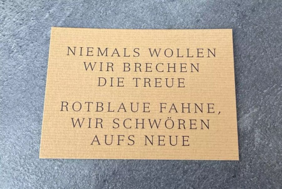 Die Fans des FC Basel verteilen Quittungen.