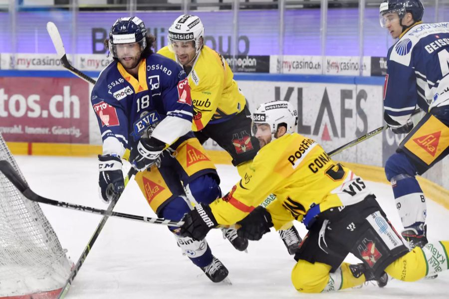 Cory Conacher vom SCB versucht Dominik Schlumpf zu stoppen.