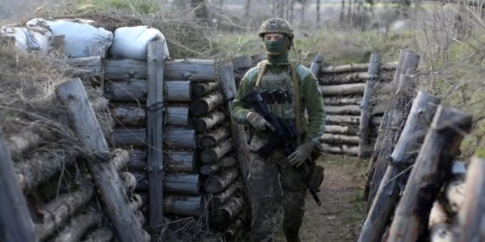 Ukrainischer Soldat in Schützengraben. (Archivbild) Ukraine