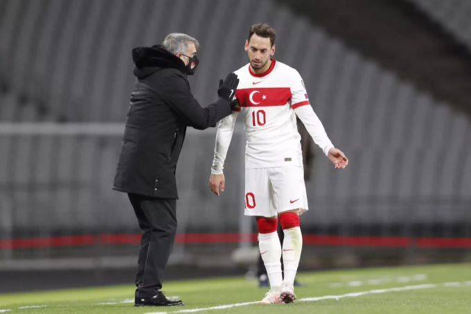 Hakan Calhanoglu spielt für die türkische Nationalmannschaft. Dort zählt er zum grossen Star. zlatan ibrahimovi?