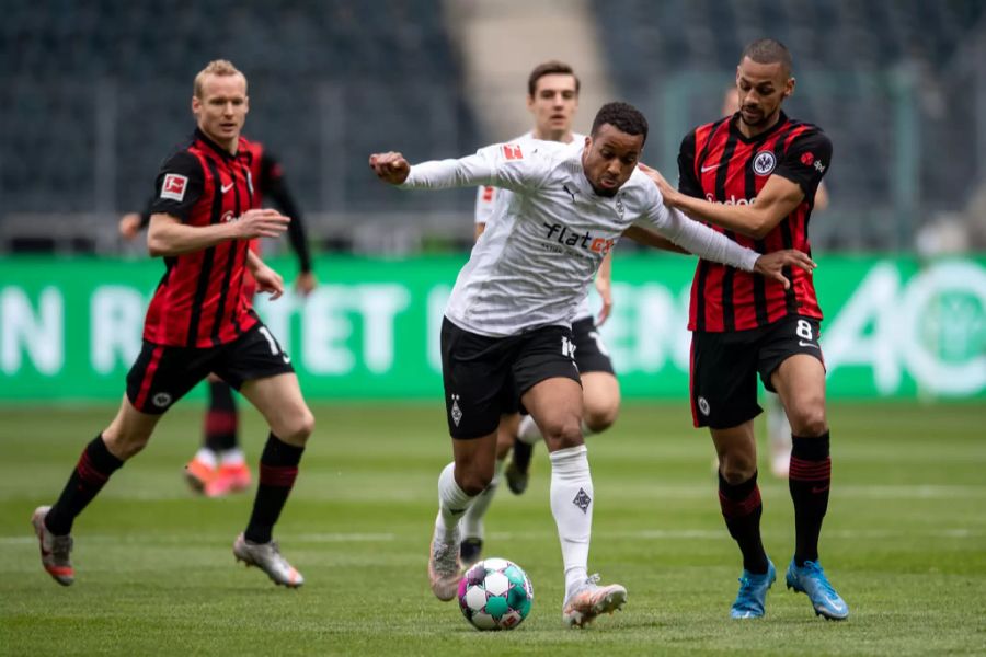 Djibril Sow (r.) im Kampf um den Ball mit Alassane Plea.