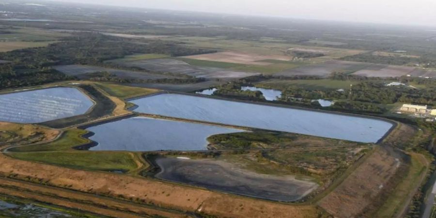 Blick auf ein Reservoir in der Nähe der alten Piney Point Phosphat Mine. Foto: Tiffany Tompkins/The Bradenton Herald/AP/dpa