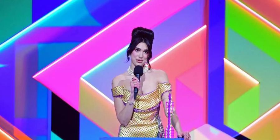 Die Sängerin Dua Lipa nimmt den Preis für die beste Solokünstlerin während der Brit Awards 2021 entgegen. Foto: Ian West/PA Wire/dpa