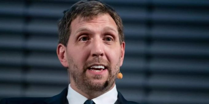 Dirk Nowitzki stehen die Türen bei den Dallas Mavericks weit offen. Foto: Bernd von Jutrczenka/dpa Dirk Nowitzki stehen die Türen bei den Dallas Mavericks weit offen. Foto: Bernd von Jutrczenka/dpa