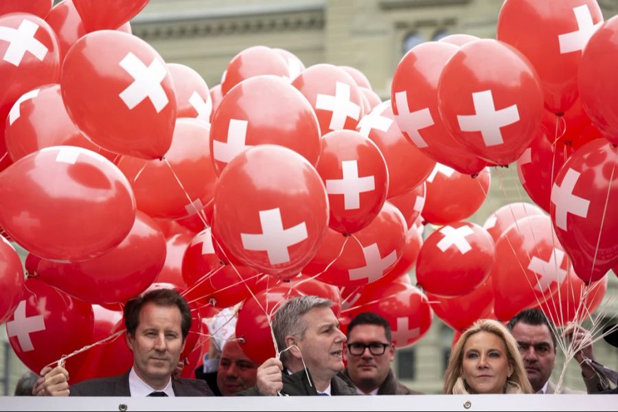 SVP-Vertreter und -Vertreterinnen auf der Bundesterasse anlässlich der Lancierung der Kampagne gegen das EU-Verhandlungsmandat.