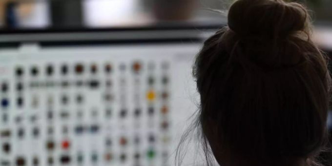 Digitale Forensiker verfolgten nach Angaben der Polizei mehrere Monate lang den Weg von kinder- und jugendpornografischem Material, die in einem Messenger-Dienst geteilt worden seien. Foto: Arne Dedert/dpa/Illustration Digitale Forensiker verfolgten nach Angaben der Polizei mehrere Monate lang den Weg von kinder- und jugendpornografischem Material, die in einem Messenger-Dienst geteilt worden seien. Foto: Arne Dedert/dpa/Illustration