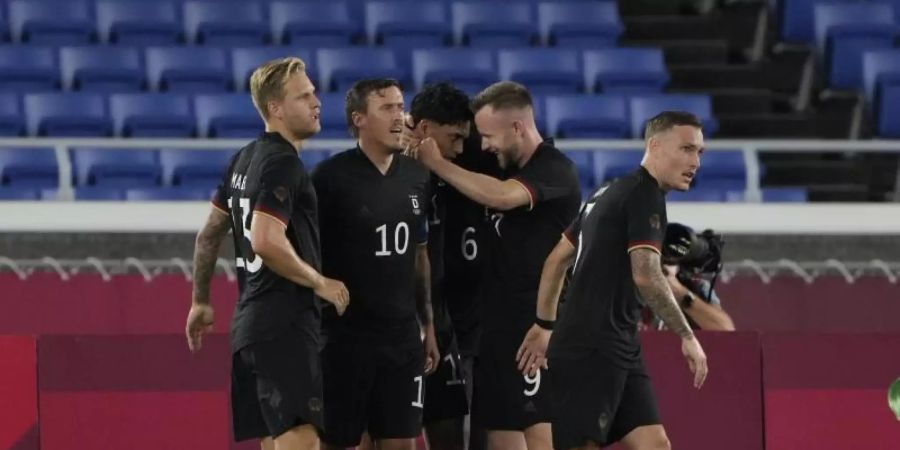 Die deutsche Mannschaft feiert das Tor von Amiri. Foto: Kiichiro Sato/AP/dpa