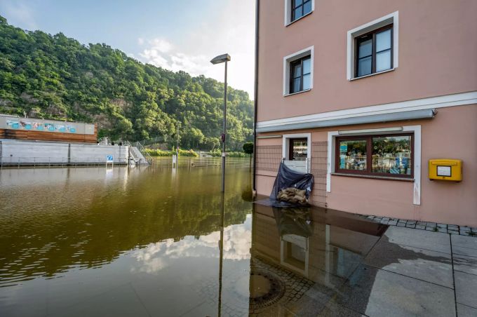 Sandsäcke schützen Anfang Woche den Eingang zu einem Haus an der Donau vor dem Hochwasser. Donau