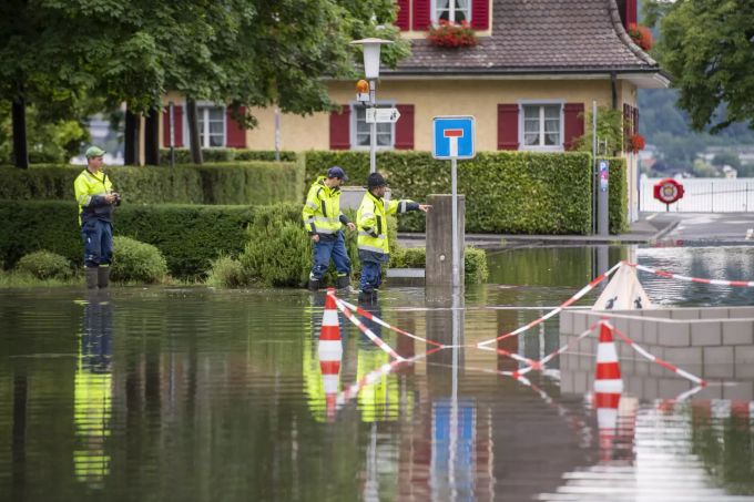 Der Dorfplatz von Stansstad im Kanton Nidwalden am Vierwaldstättersee ist zu einem grossen Teil mit Hochwasser bedeckt. Unwetterschäden