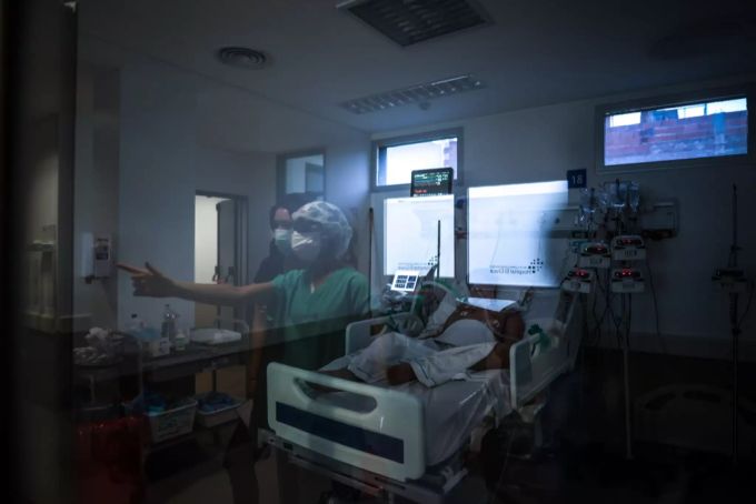 Ärzte und Krankenschwestern arbeiten in einer Intensivstation, im Krankenhaus der Provinz Buenos Aires, Argentinien, 13. Juli 2021. Argentinien