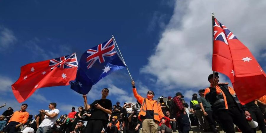 Demonstranten protestieren in Melbourne gegen die Corona-Massnahmen der Regierung. Foto: James Ross/AAP/dpa