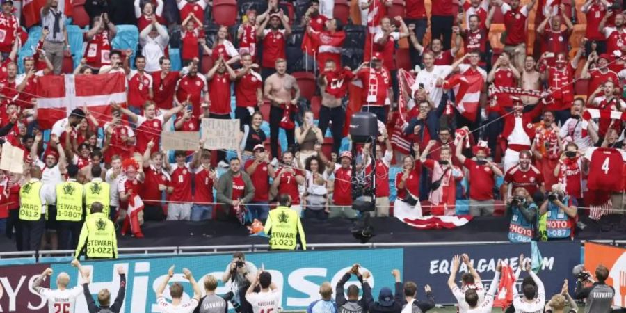 Starker Rückhalt: Dänemarks Kicker feiern mit ihren Fans. Foto: Koen Van Weel/EPA Pool via AP/dpa