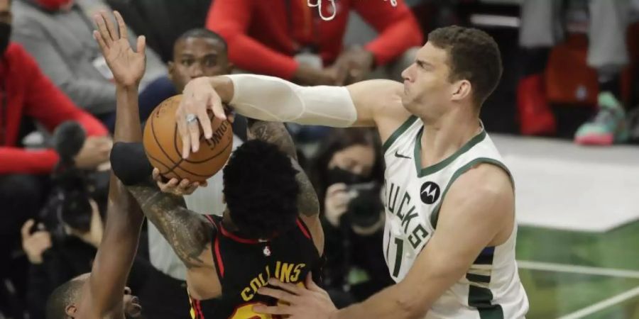 Brook Lopez (r) führte die Milwaukee Bucks zum Sieg gegen die Atlanta Hawks. Foto: Aaron Gash/FR171181 AP/dpa