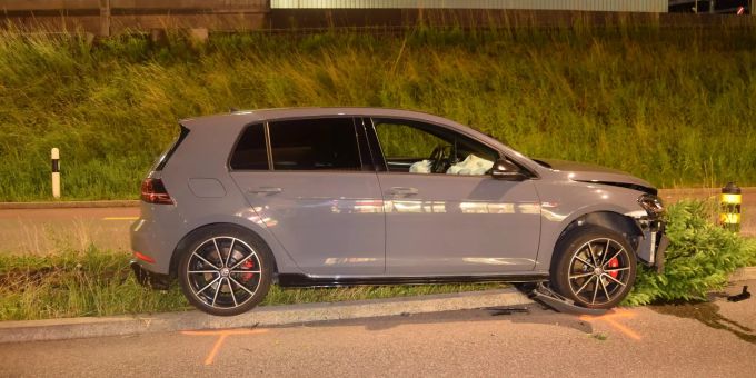 Automobilist kollidiert mit Verkehrsinsel.