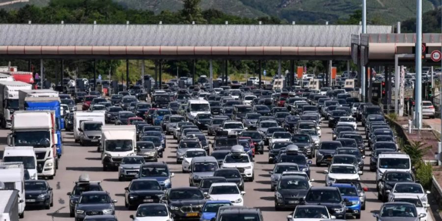 Warten an einer Mautstelle der A7